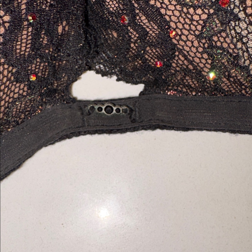 Victoria's Secret Black and Red Lace Bra - Picture 10 of 10